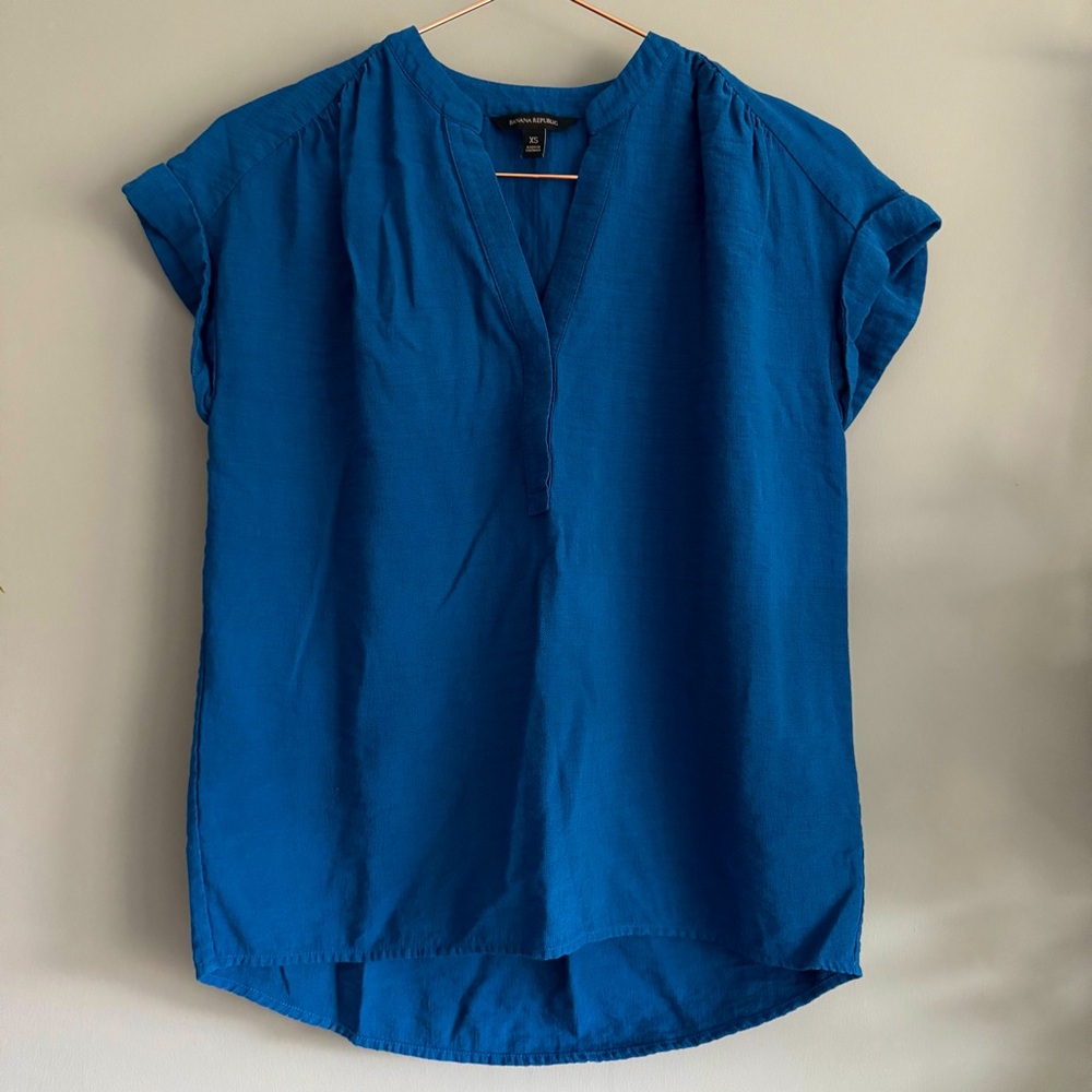 Banana Republic Women’s Dressy Short Sleeve V Neck in Royal Blue, size XS